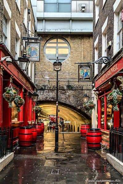 Calle histórica con pubs rojos rompecabezas en línea