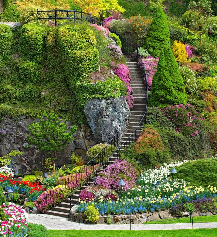 Jardin en pente avec escalier puzzle en ligne