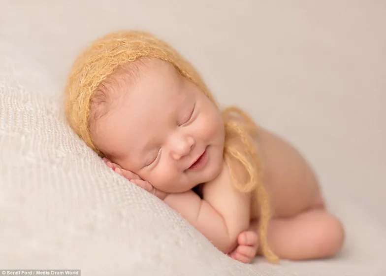 спящий улыбающийся малыш онлайн-пазл
