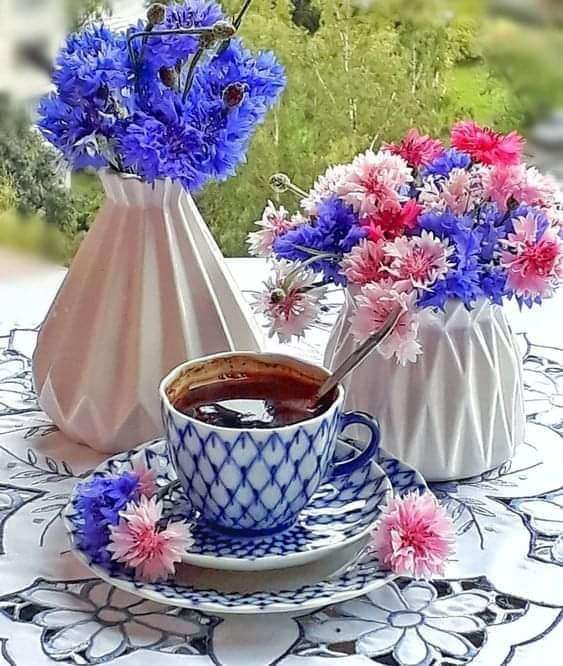une tasse de café sur le porche et des bouquets de bleuet puzzle en ligne