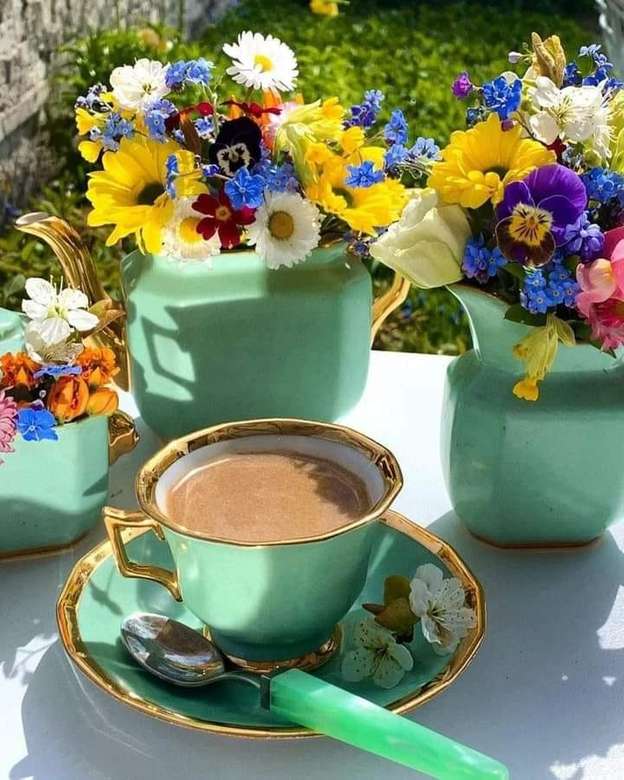 koffie en bloemboeketten in de tuin legpuzzel online
