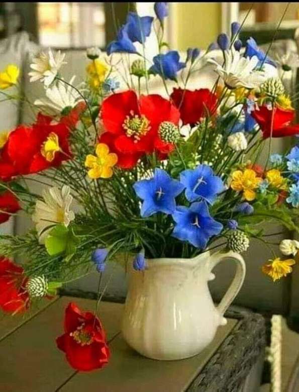 bouquet di fiori in un piccolo vaso puzzle online