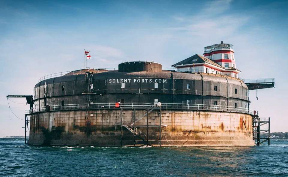 Военный форт Солент перед роскошным отелем Portsmouth GB пазл онлайн