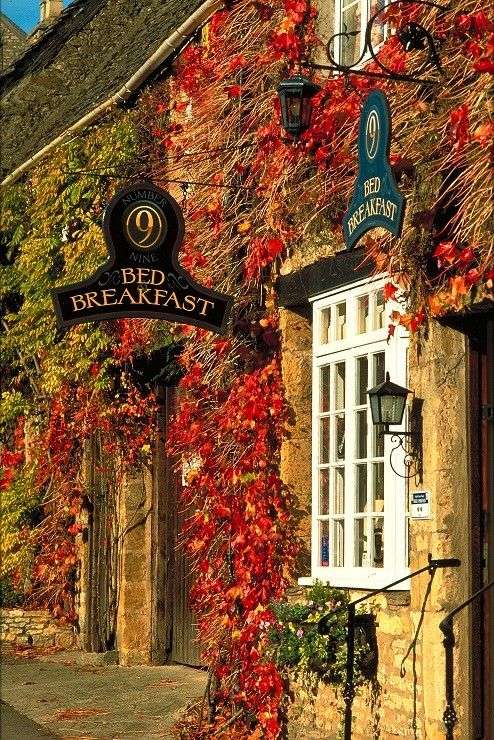 Cotswold Bed and Breakfast im Herbst England Puzzlespiel online