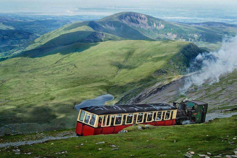 Chemin de fer à travers Snowdonia au nord du Pays de Galles en Angleterre puzzle en ligne