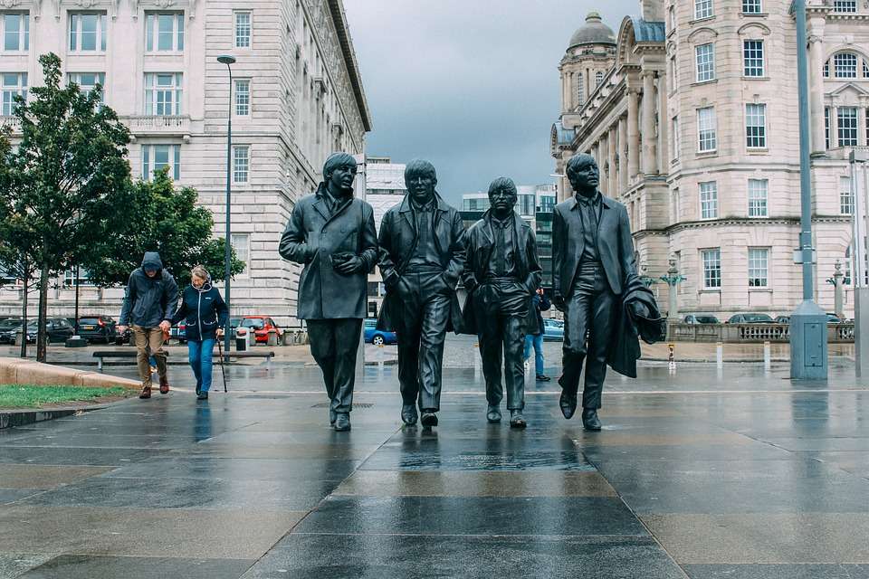 Estátuas dos Beatles de Liverpool no centro da cidade puzzle online