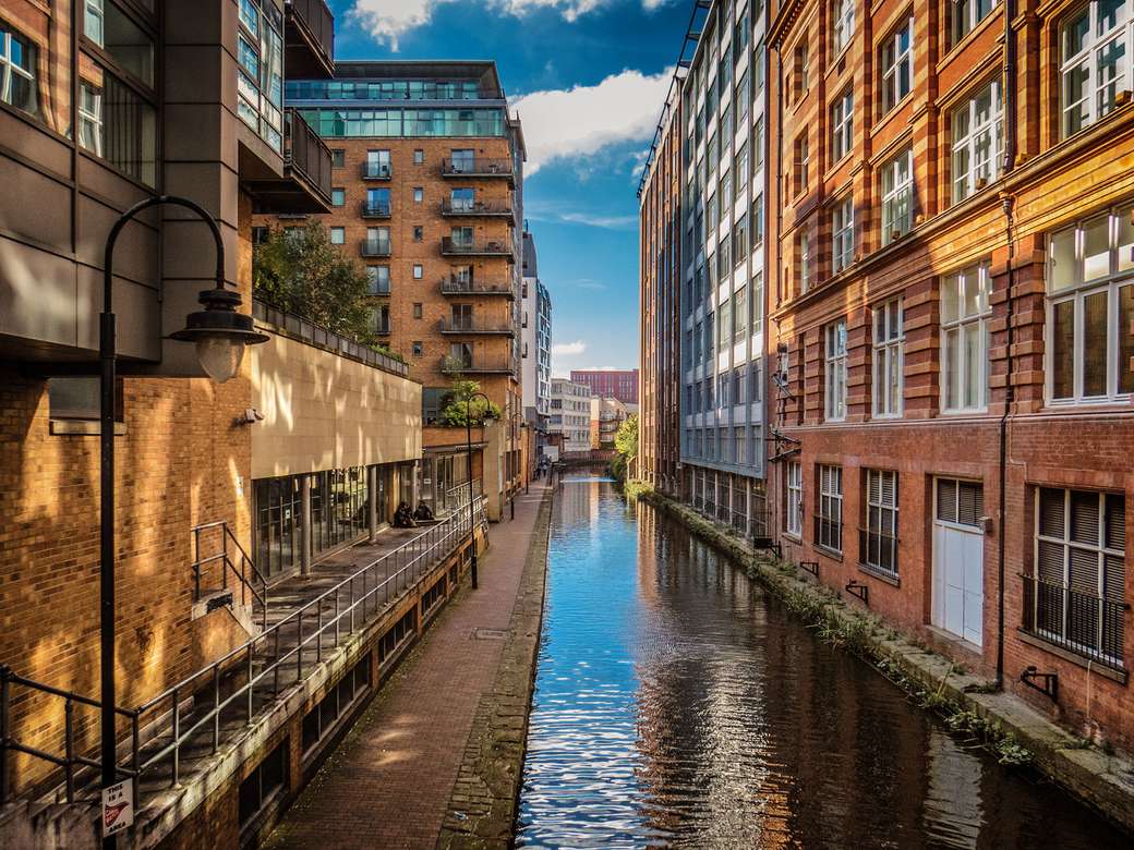 Case di Manchester sui canali dell'Inghilterra puzzle online