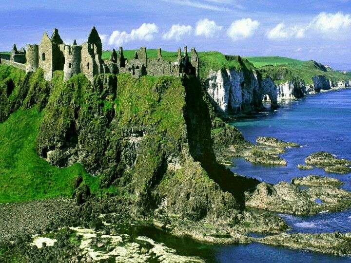Costa íngreme do Castelo Dunluce na Irlanda puzzle online
