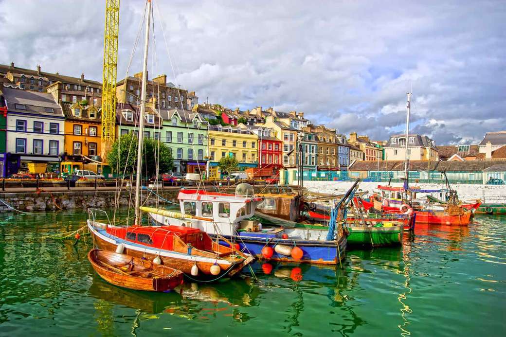 Град Коб в пристанището на Ирландия онлайн пъзел