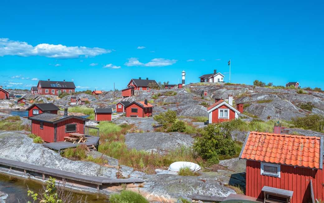 červené domy pod modrou oblohou skládačky online