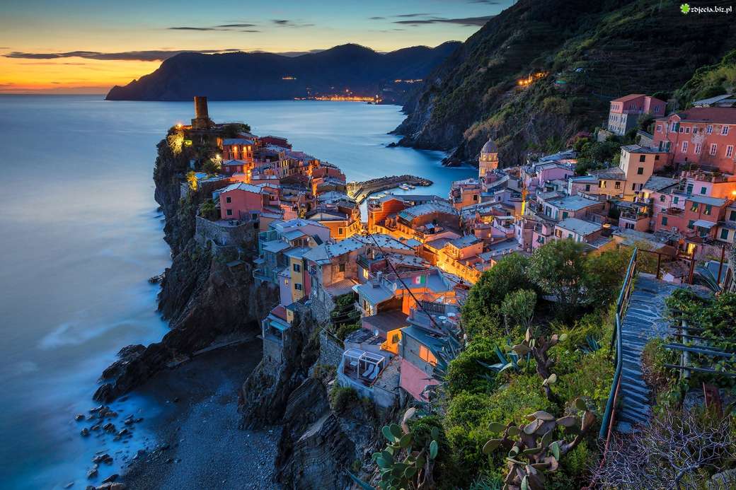 Italien in der Nacht - Meer, Berge Online-Puzzle