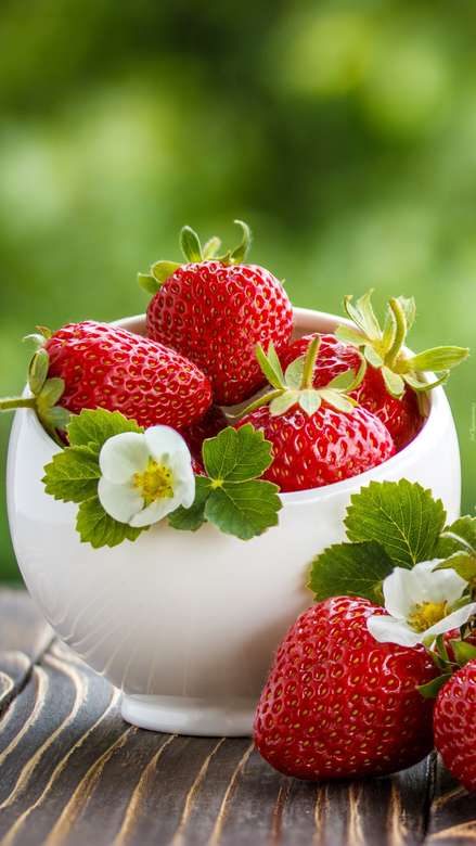 φράουλες σε ένα άσπρο πιάτο παζλ online