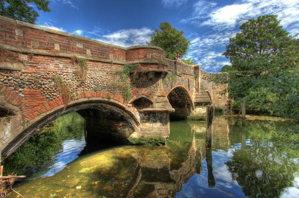 Cambridge Bridge sull'acqua in Inghilterra puzzle online