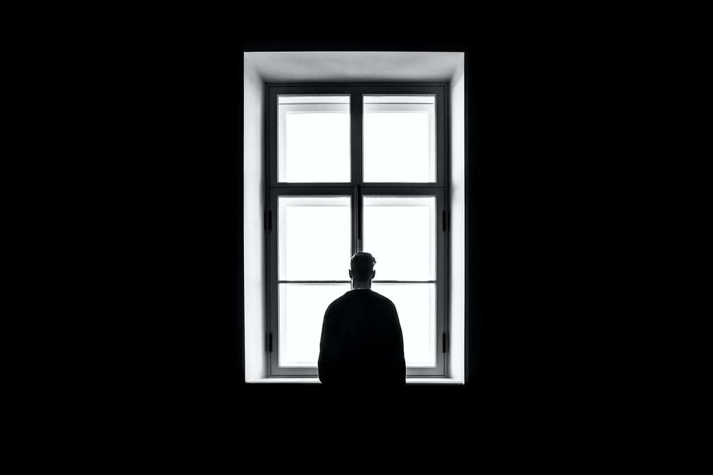 мъж, стоящ пред прозореца онлайн пъзел