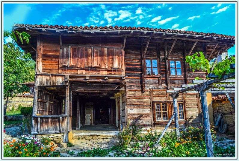 casă veche din lemn în Zheravna puzzle online
