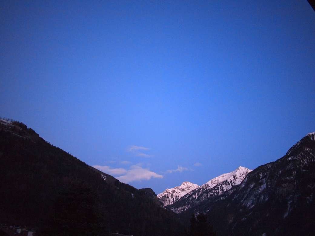 schneebedeckte Berge unter blauem Himmel während des Tages Puzzlespiel online