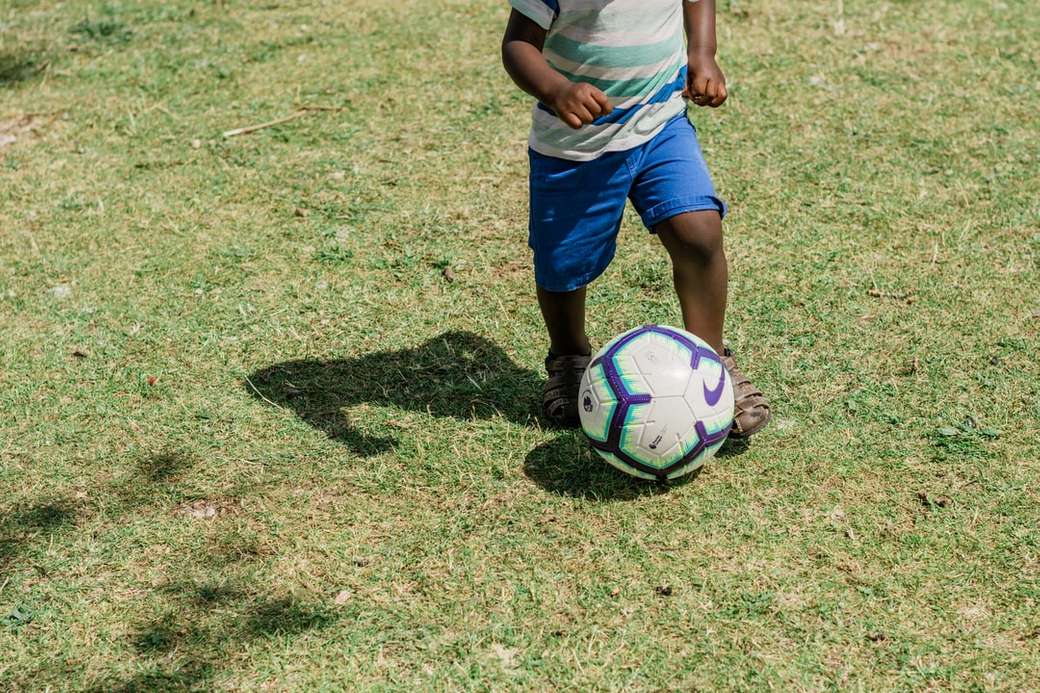 малко дете, което играе футбол онлайн пъзел