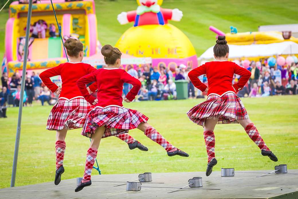 Bailarines tradicionales de Scotland Highland Games rompecabezas en línea
