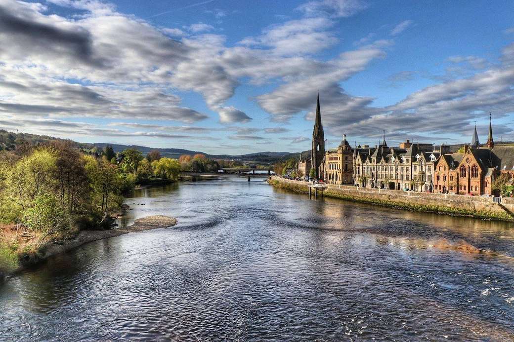 Kostel řeky Perth Tay Saint Matthews ve Skotsku online puzzle