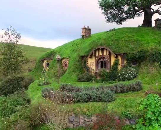 Хобитска къща в хълмовете онлайн пъзел