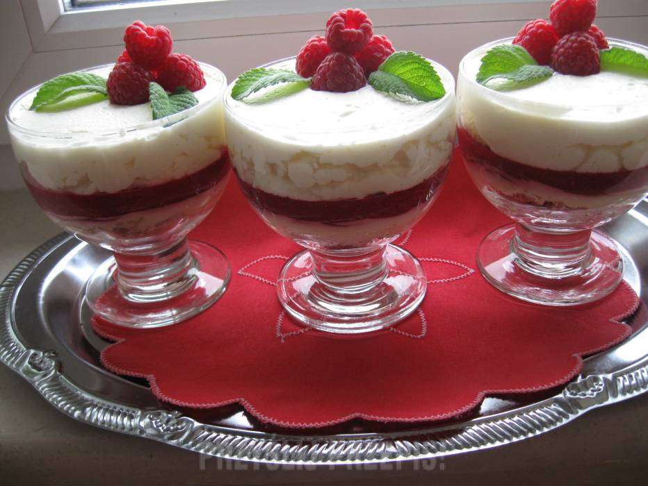 Десерт с малиной пазл онлайн