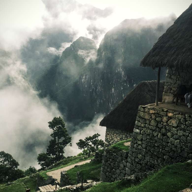 Ceață care se ridică peste ruinele din Machu Picchu, Peru puzzle online