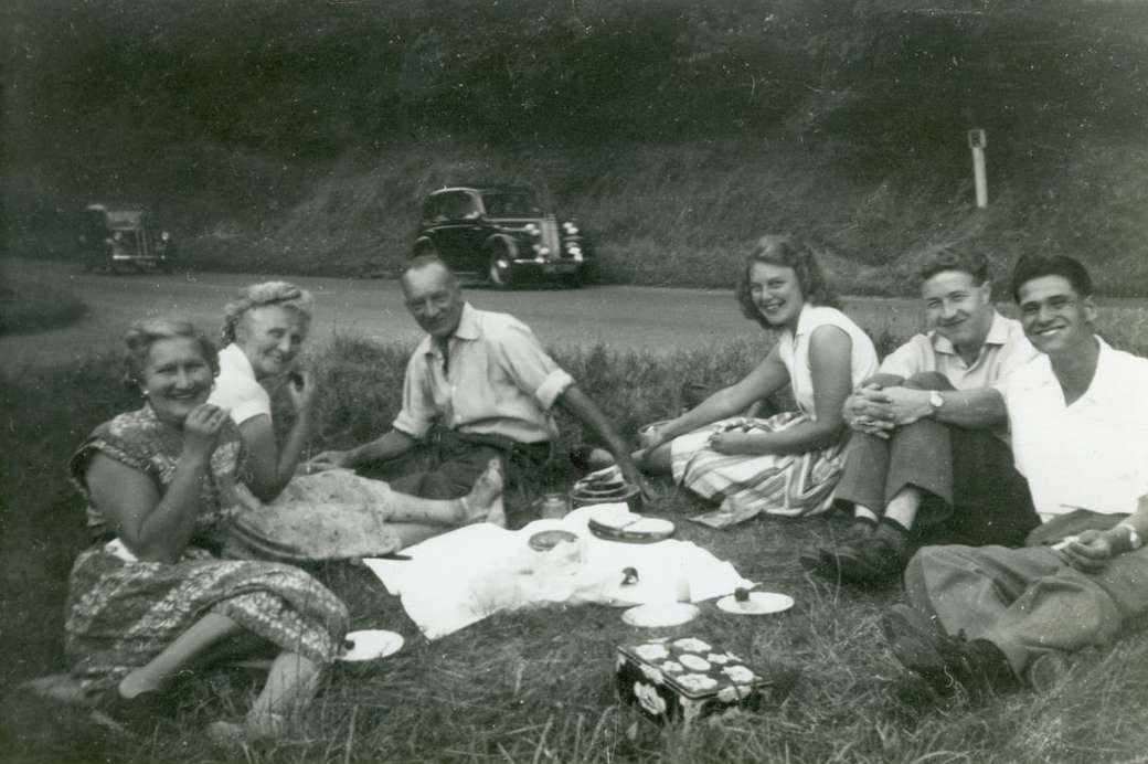 photo en niveaux de gris de 4 hommes assis sur l'herbe puzzle en ligne