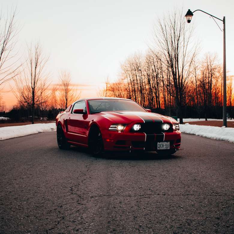 BMW rojo m 3 en la carretera durante el día rompecabezas en línea