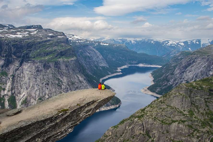 Felsüberhang über dem Fjord Norwegen Puzzlespiel online