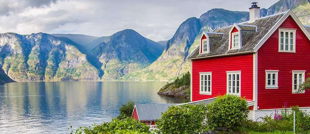 Häuser am Fjord in Norwegen Puzzlespiel online
