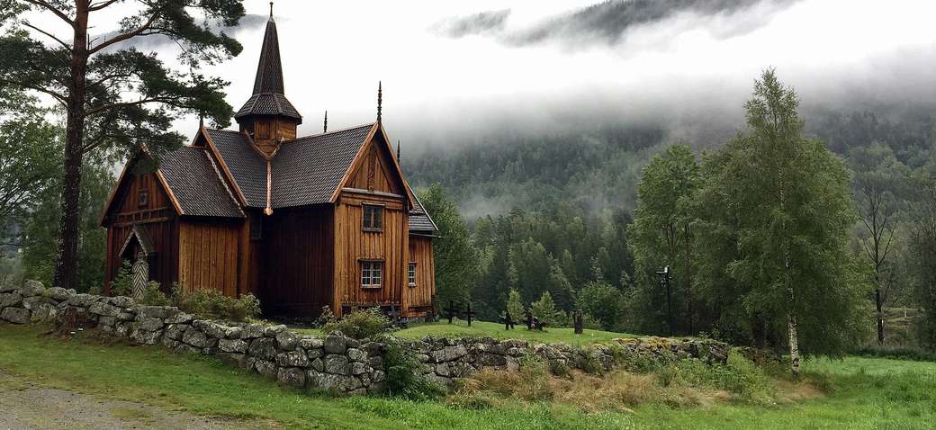Τοπίο με ξύλινα κτίρια στη Νορβηγία παζλ online
