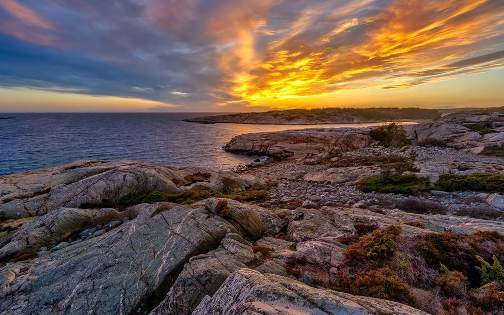 Puesta de sol en la costa de Noruega rompecabezas en línea
