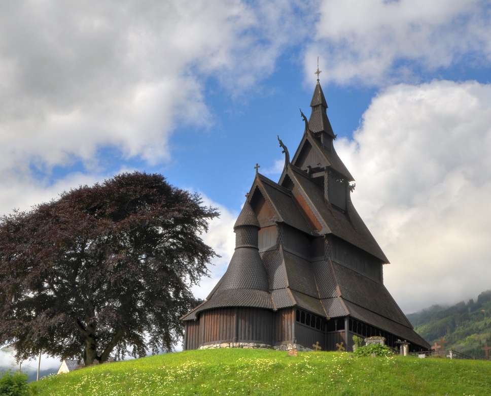 Église en bois debout en Norvège puzzle en ligne