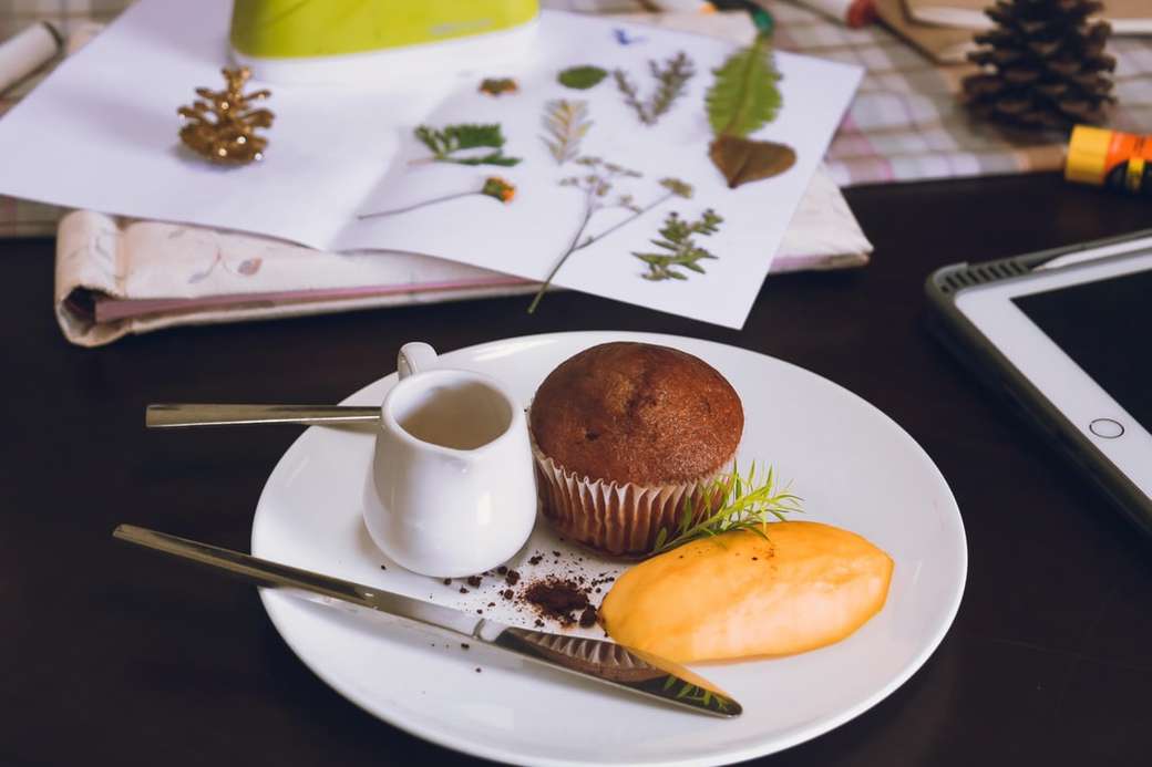 καφέ cupcake σε λευκό κεραμικό πιάτο παζλ online