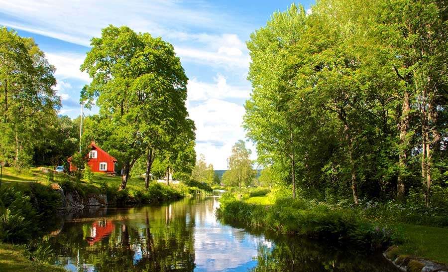 Casa roja junto al río en Suecia rompecabezas en línea