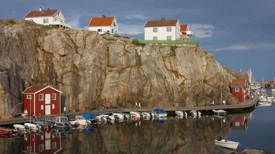 Красные дома на побережье Швеции онлайн-пазл