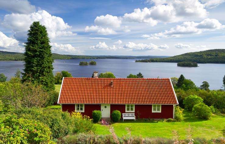 Rött hus vid sjön i Sverige pussel på nätet