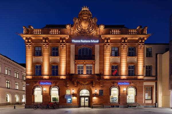 Здание банка Uppsala в центре Швеции пазл онлайн