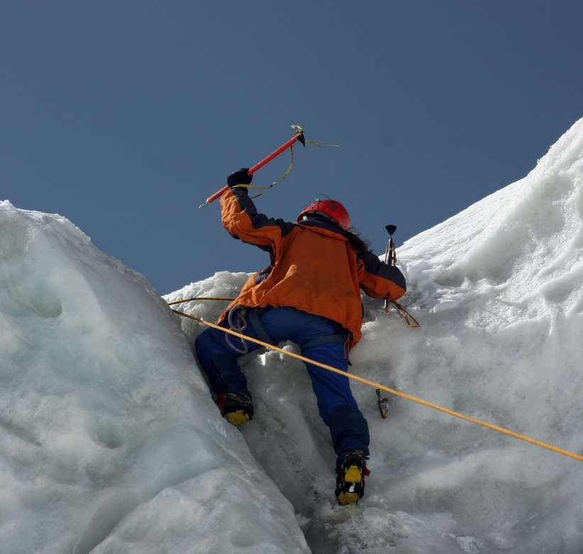 Un escalador en la pared de hielo. rompecabezas en línea