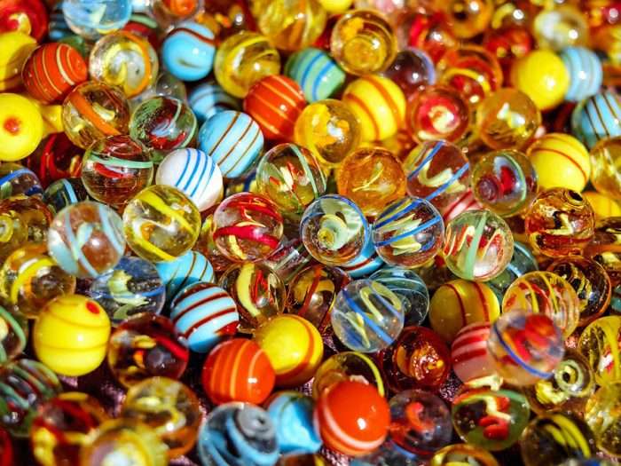 Färgglada glasbollar Pussel online