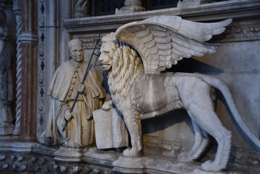 статуя на свещеник и лъв онлайн пъзел