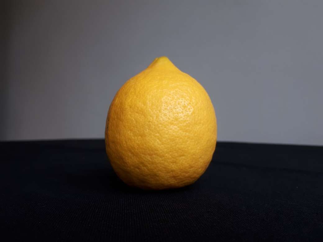 Gul citron på bordet pussel på nätet