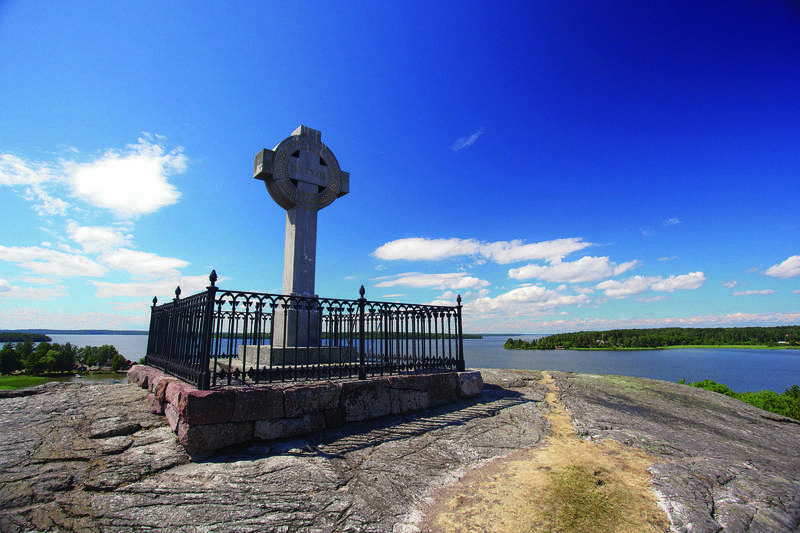 Пам'ятник хресту Бірка Ансгар Швеція пазл онлайн