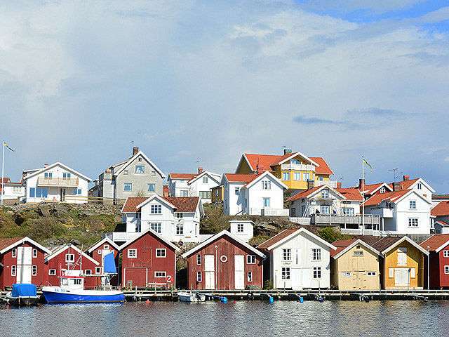 Casas de madera Bohuslän por el agua Suecia rompecabezas en línea