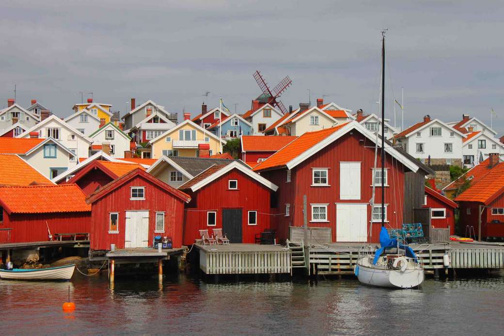 Изтласкани дървени къщи край водата Швеция онлайн пъзел