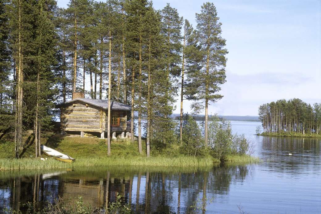 Casa de madera junto al lago Suecia rompecabezas en línea