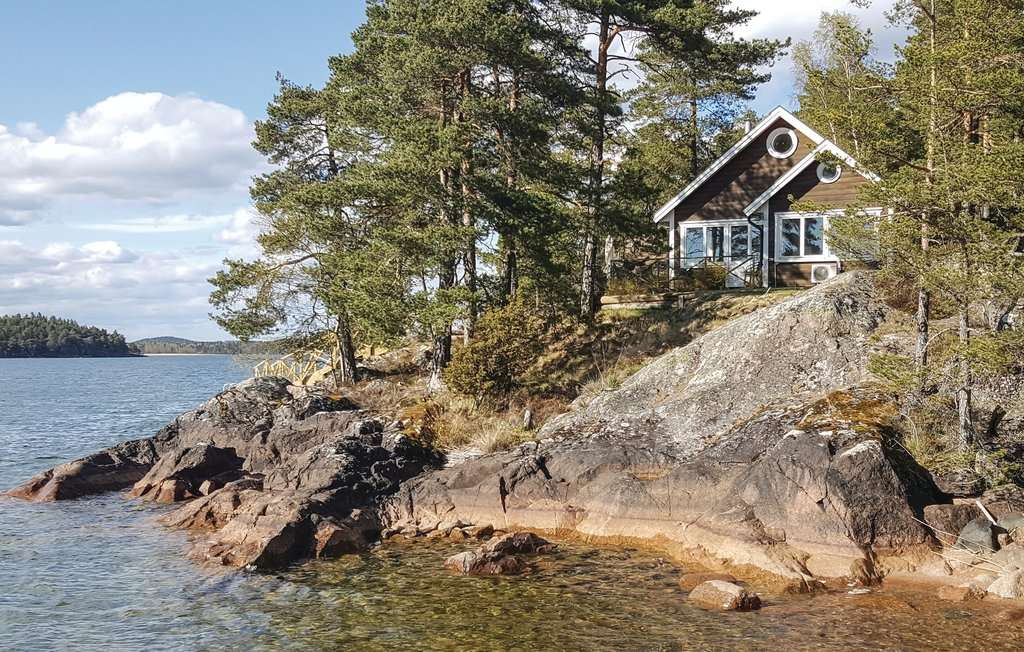 Maison au bord du lac en Suède puzzle en ligne