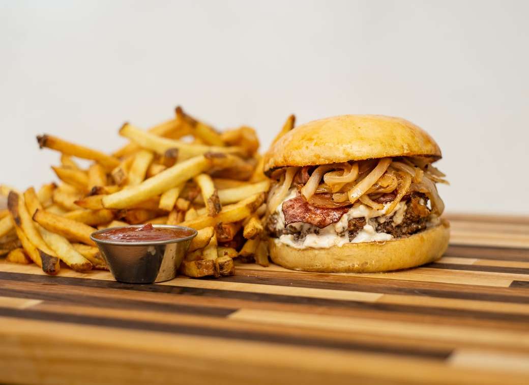 hamburger en frietjes op bruine houten tafel online puzzel