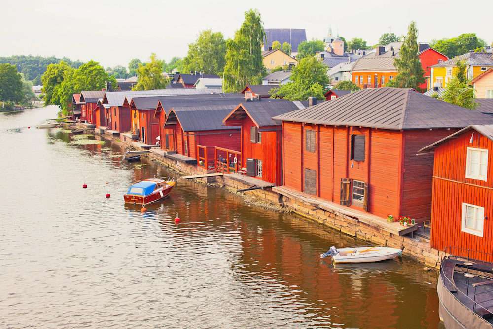 Kleine stad aan het meer in Finland legpuzzel online