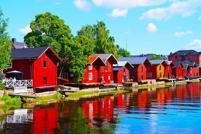 Case și cabane lângă lac în Finlanda puzzle online